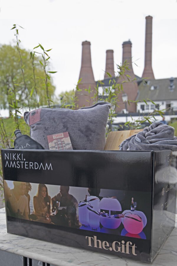 cadeaupakket-warmte-deken-kussen-snijplank-toffees-rose-coldpacks-nikki-amsterdam-the-warm-gift